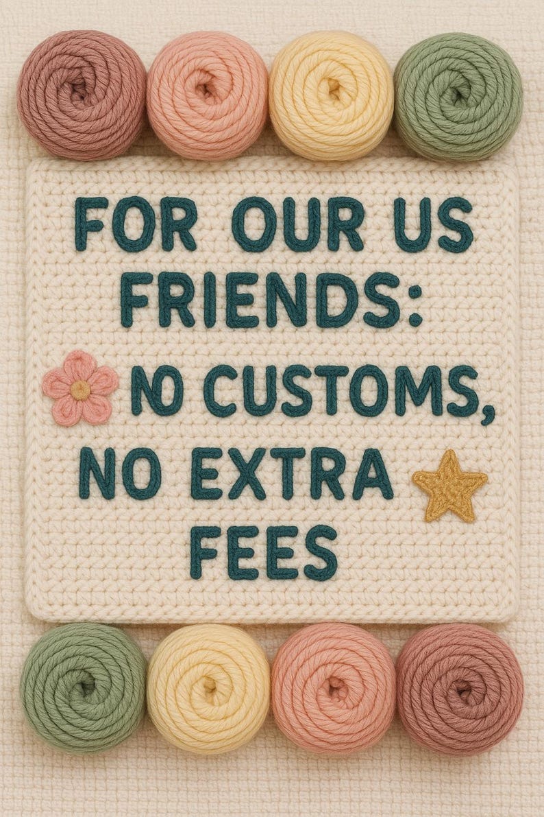 Może przedstawiać: Kremowy szydełkowy znak z napisem "FOR OUR US FRIENDS: NO CUSTOMS, NO EXTRA FEES" w kolorze ciemnozielonym. Znak otoczony jest przędzą w odcieniach r&oacute;żu, ż&oacute;łci i zieleni. Kwiat i gwiazda zdobią znak.