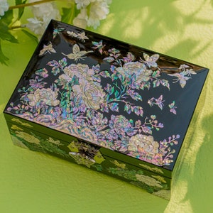 Februar Berg Schmuck Organizer Box für Frauen mit Spiegeldeckel - Peony mit Schmetterling Perlmutt glänzend Schwarz Schmuckschatulle