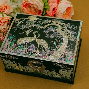 Caixa de joias February Mountain em madrepérola com design de guindaste, dois compartimentos para guardar joias, ideal para presentear mulheres no Natal, aniversário ou Dia das Mães.