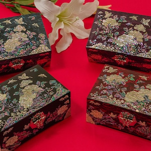 Februar Berg Schmuck Organizer Box für Frauen mit Spiegeldeckel - Peony mit Schmetterling Perlmutt glänzend Schwarz Schmuckschatulle