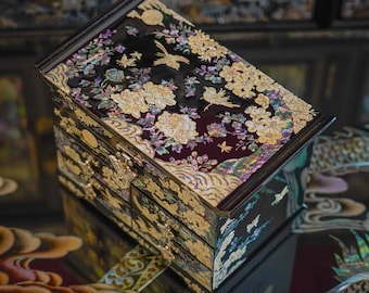 ライトブルーのマザーオブパールの花柄、漆塗りの象嵌細工のジュエリー