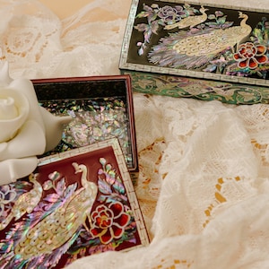 February Mountain Peacock Box Organizer pour cartes de visite, bijoux ou clés - Petite boîte à bibelots en bois incrustée de coquillages en nacre