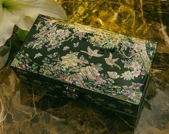 Grande boîte organisateur de bijoux en bois en nacre des montagnes de février | Conception faite main de fleur de prunier de coquille d'ormeau | Finition laquée