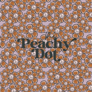 Op de afbeelding: Een naadloos patroon met een herhalend ontwerp van bruine bloemen met witte vredestekens in het midden. De achtergrond is lichtpaars. De tekst "The Peachy Dot" is gecentreerd in de afbeelding.