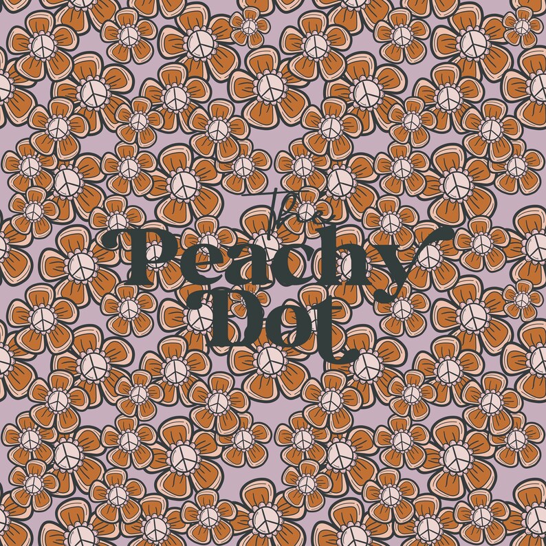 Op de afbeelding: Een naadloos patroon met een herhalend ontwerp van bruine bloemen met witte vredestekens in het midden. De achtergrond is lichtpaars. De tekst "The Peachy Dot" is gecentreerd in de afbeelding.
