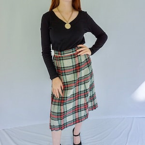 1970s Midi Pleated Green & Red Plaid Skirt with Button Close/Fashion Plaid Skirt/Casual Plaid Skirt/Work Plaid Skirt/ Irish Plaid Skirt