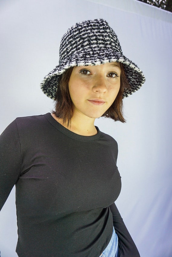 Y2K Fuzzy Black and White Bucket Hat / Liz Claibo… - image 4