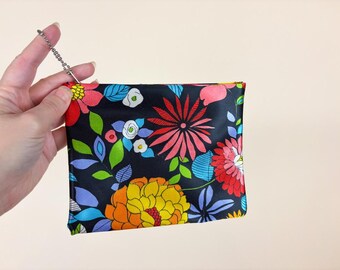 Bolso pequeño vintage con estampado floral de seda de los años 60, fabricado en Hong Kong con cremallera. Bolsas de maquillaje con estampado floral. Bolso pequeño de viaje con estampado floral. Bolsa de primavera y verano.