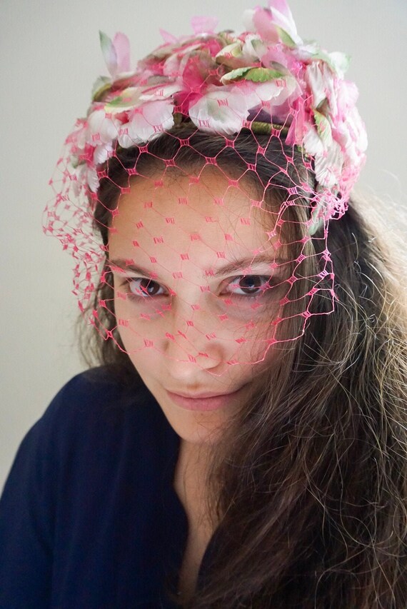 Flowery vintage 1940's fascinator with pink vei