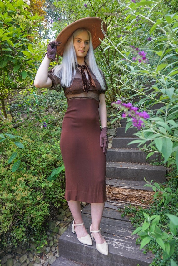 Incredible 1933-1935 brown dress with sheer fabric