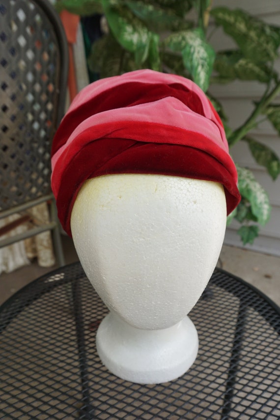 1950s/1960s Velvet like stripe Fashion Hat that c… - image 2