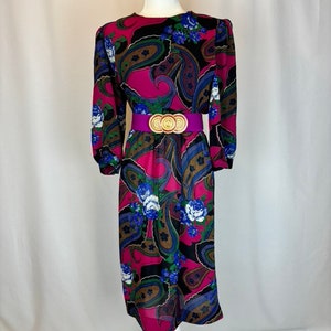Size M - L -1980s Vintage Magenta and Black Paisley Dress/ Vibrant Vintage Dress/ Vintage Flower Dress/ Lady Carol of New York/ Work dress