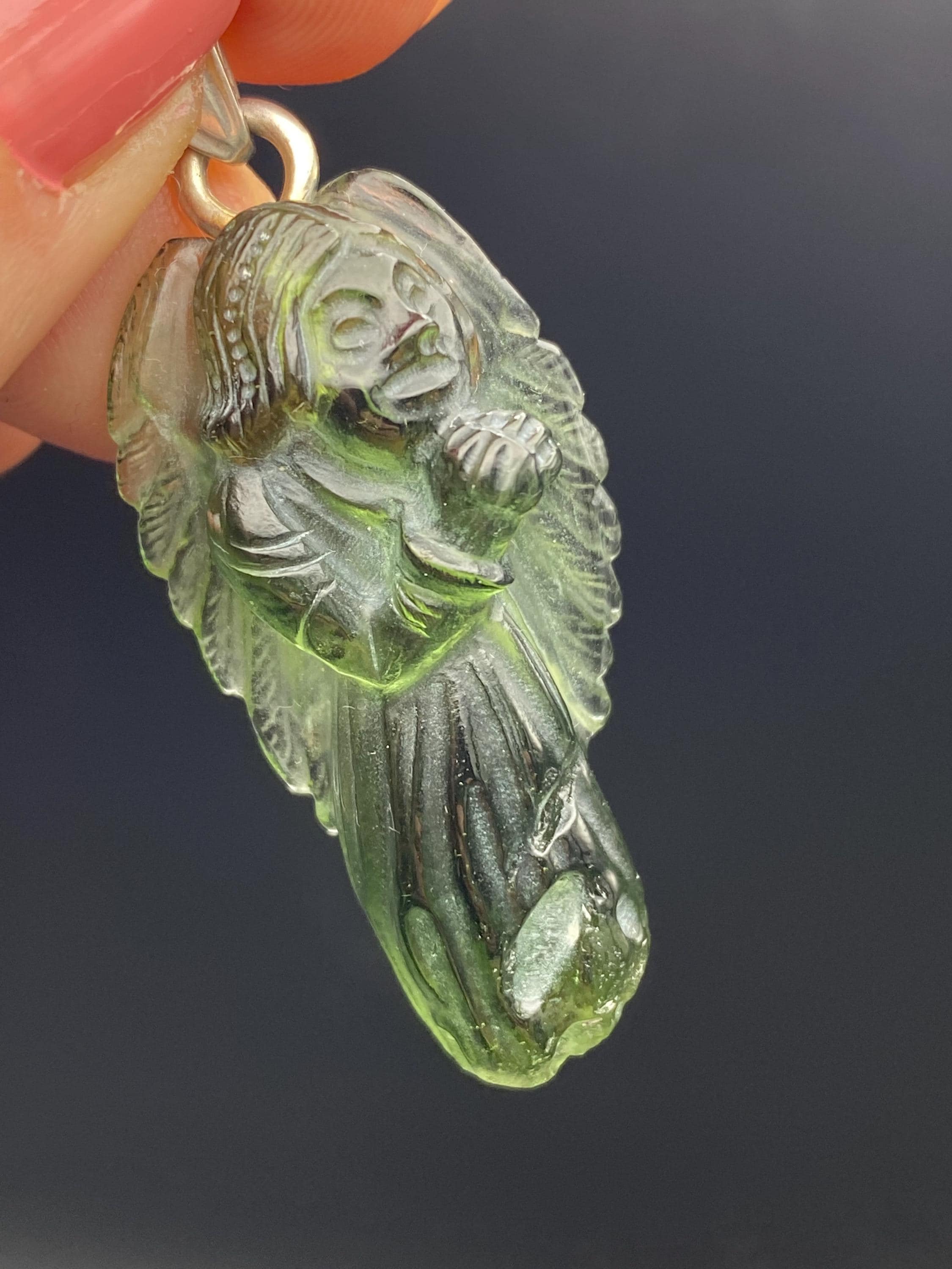 本物のモルダバイト天使彫刻シルバーペンダント - Dalibor Fusek の