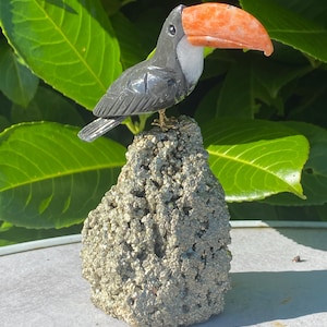 Escultura de pájaro de cristal de tucán, turmalina, calcita y pirita brasileña hecha a mano, decoración del hogar, curación energética con cristales.