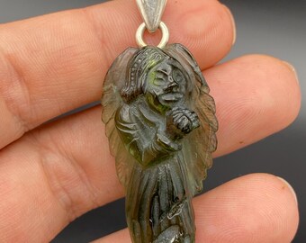 本物のモルダバイト天使彫刻シルバーペンダント - Dalibor Fusek の