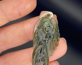 本物のモルダバイト天使彫刻シルバーペンダント - Dalibor Fusek の