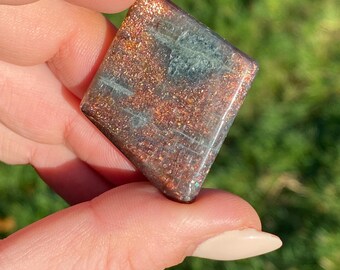 Cristallo di pietra solare di iolite iniettato di sangue di alta qualità, forma libera #D