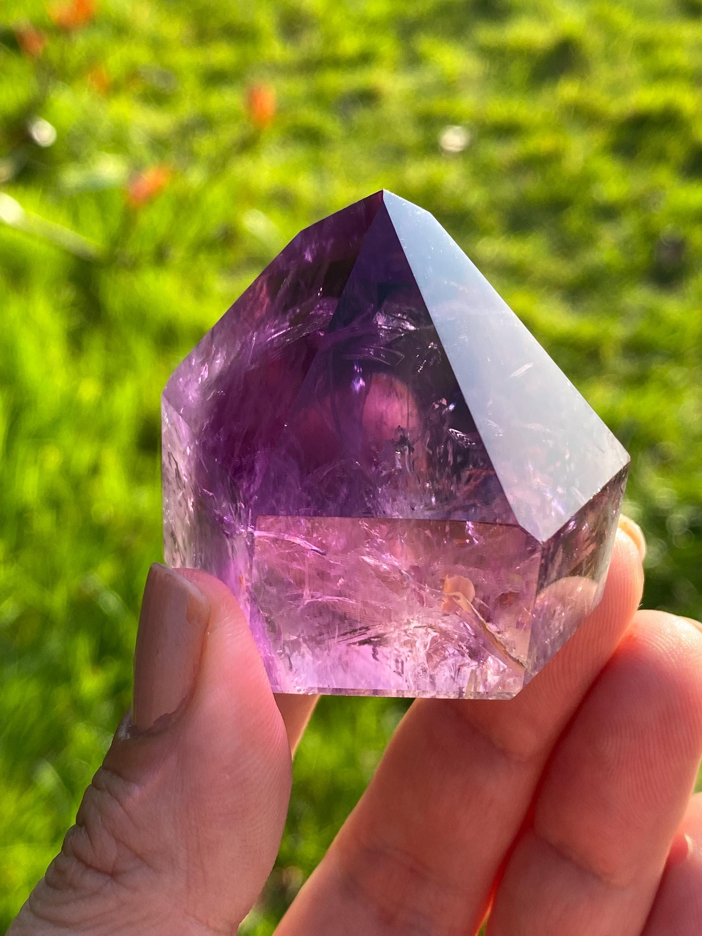 深紫色のバイーアアメジストタワーポイント：ブラジル産クリスタル