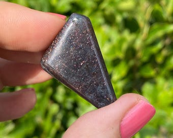 Pietra solare Iolite iniettata di sangue, cristallo di alta qualità, forma libera #J