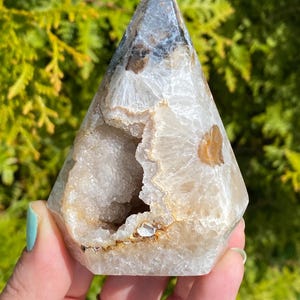 Beautiful druzy Agate diamond obelisk from Brazil