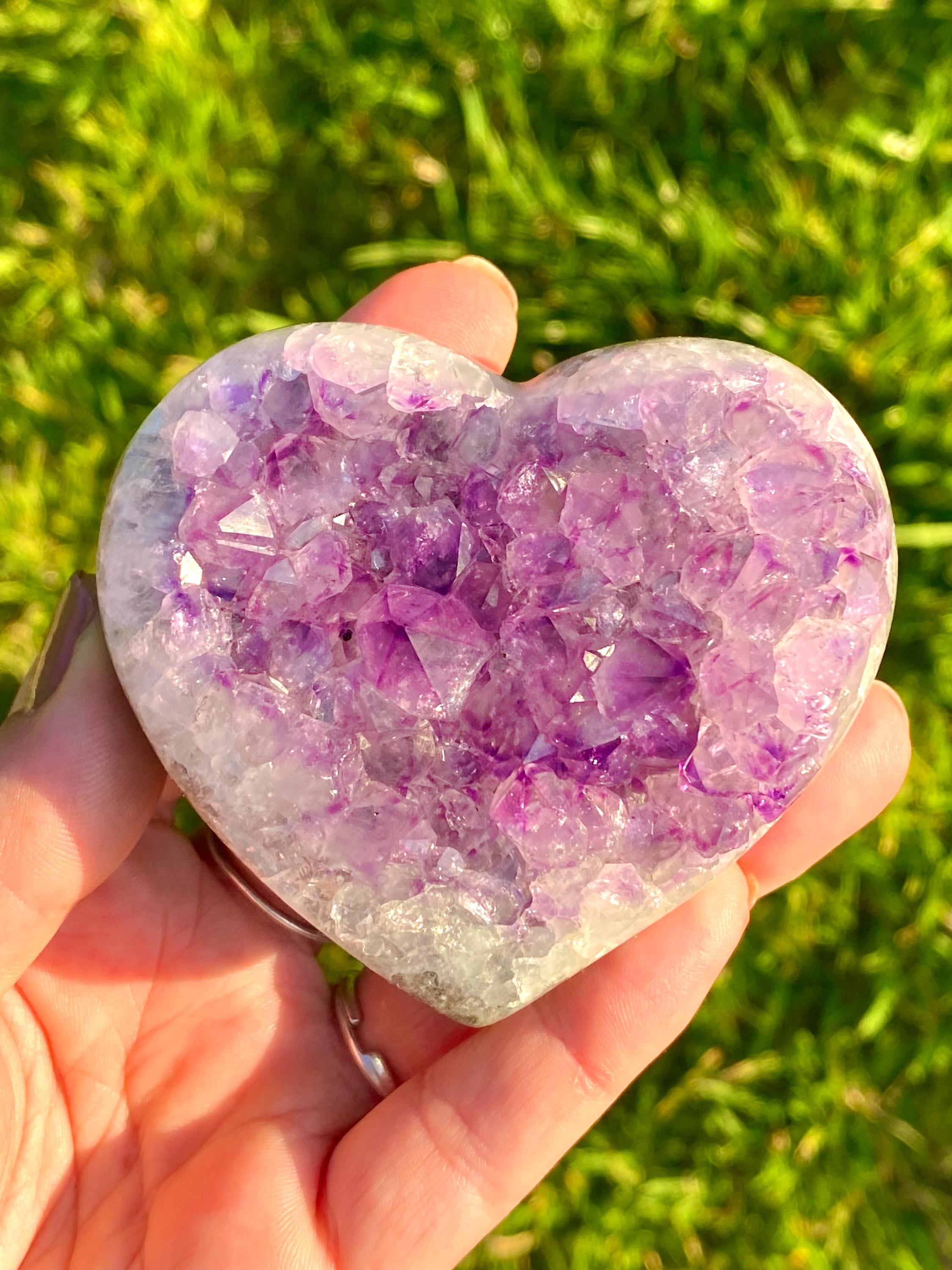 ウルグアイ産アメジストジオード　ハート型フラワーアメジスト　ハイクオリティ ウルグアイ産アメジストジオードのハート彫刻：癒しのクリスタル装飾