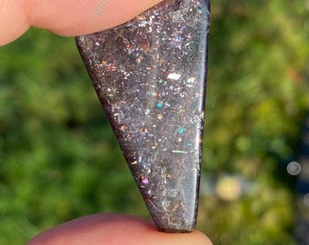 Cristallo di pietra solare di iolite iniettato di sangue di alta qualità, forma libera #B