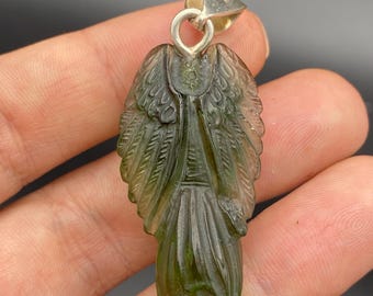 本物のモルダバイト天使彫刻シルバーペンダント - Dalibor Fusek の