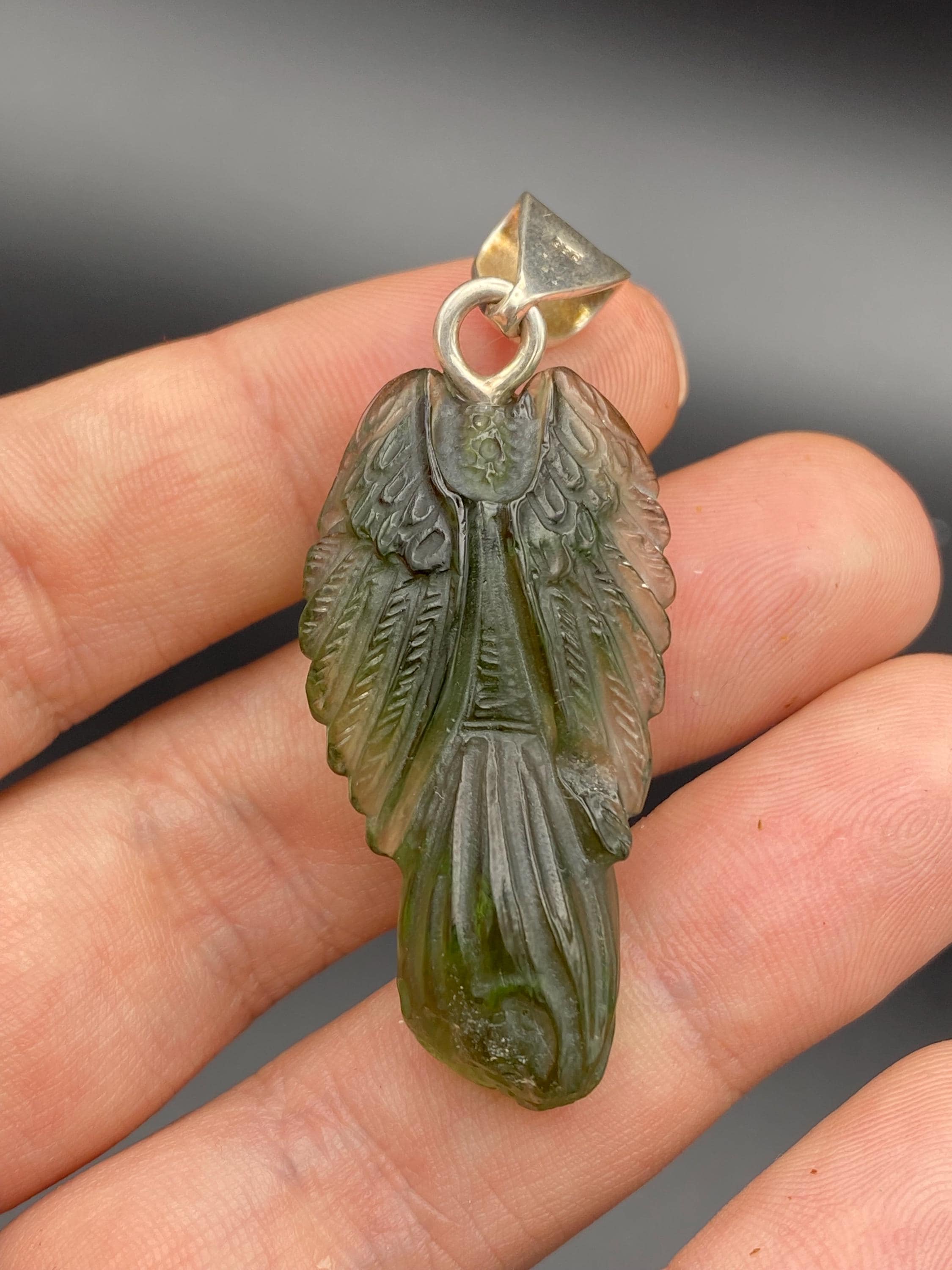 本物のモルダバイト天使彫刻シルバーペンダント - Dalibor Fusek の