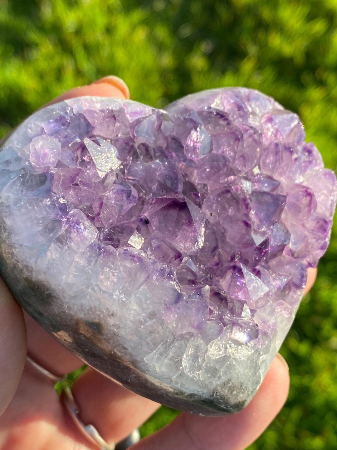 ウルグアイ産アメジストジオードのハート彫刻：癒しのクリスタル装飾