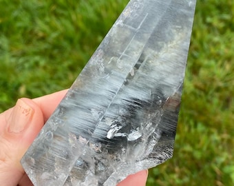 Cristal raro de cuarzo Tara azul y negro - Forma libre semipulida
