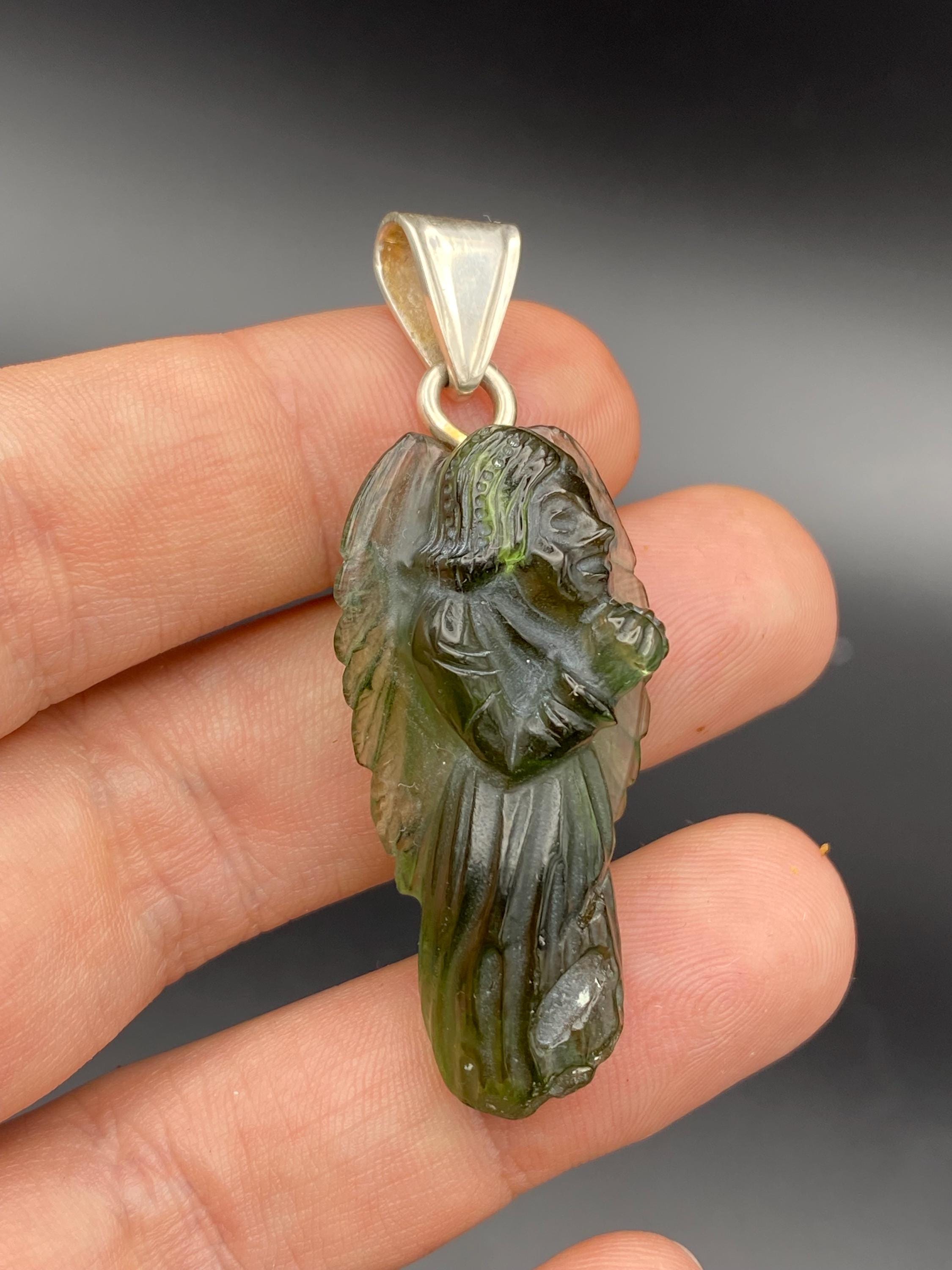本物のモルダバイト天使彫刻シルバーペンダント - Dalibor Fusek の