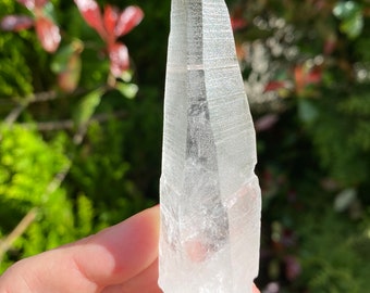 Véritable baguette laser à base de graines de lémuriens, cristal de quartz inférieur auto-cicatrisé de Serra do Cabral, Minas Gerais au Brésil