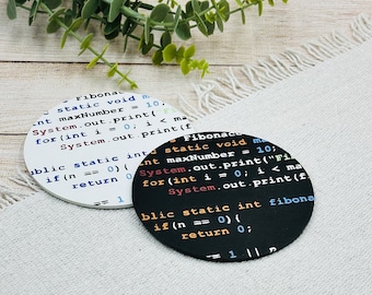 Handgemaakte geschilderde houten onderzetterset met programmeercodeontwerp