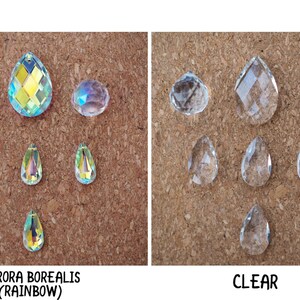 Puede incluir: Dos juegos de prismas de cristal, un juego es transparente y el otro es iridiscente. El juego iridiscente est&aacute; etiquetado como "Aurora Borealis (Rainbow)" y el juego transparente est&aacute; etiquetado como "CLEAR".