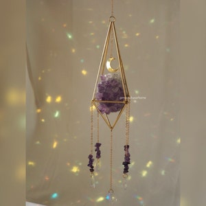 Ákos - Apanhador de sol de cristal drusa de geodo de ametista com pingente de lua, prisma de arco-íris, apanhador de sol geométrico
