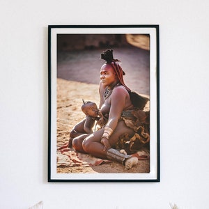Stillende Frau Wandkunst, stillende Mutter Poster, stillende Druck, afrikanischer Stamm Dekor, Himba Frau, sofortiger Download, Mutterschaft Kunst