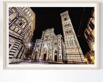 Puede incluir: Una fotografía enmarcada de un gran edificio ornamentado con una fachada a rayas, iluminado por la noche. El edificio es una iglesia con dos torres altas y una gran cúpula. La foto está tomada desde un ángulo bajo, mirando hacia arriba al edificio.