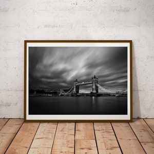 London zum ausdrucken, London Tower Bridge, Reise-Fotografie, digitaler Download, UK Stadtansicht, England Fine Art Foto, dramatische schwarz und weiß