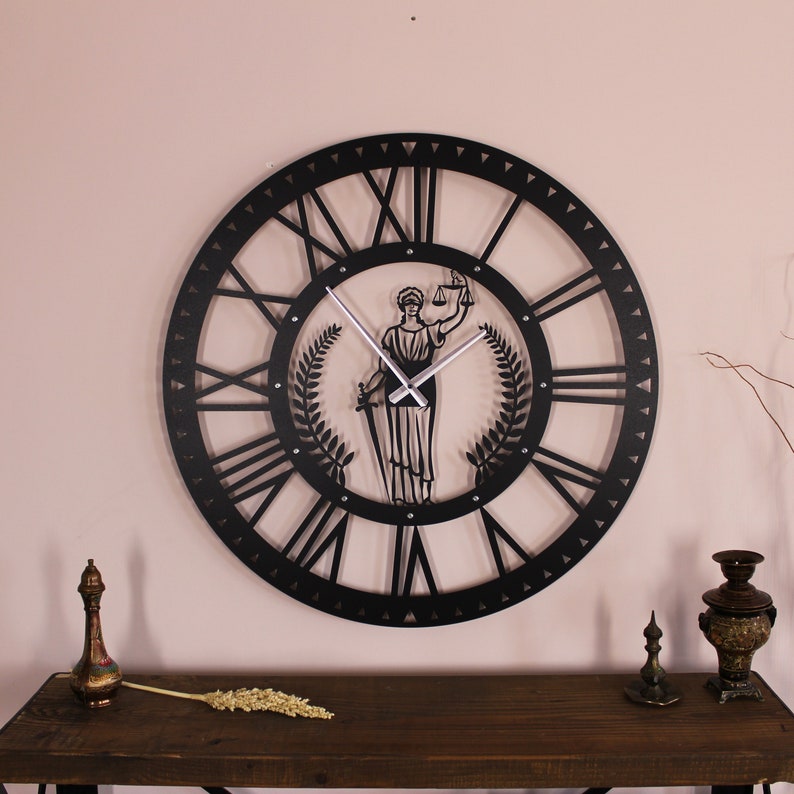 Lady Justice Iustitia Metal Wall Clock, Themis Metal Wall Clock, Metal Wall Decor, Lawyer Gift, Lawyer Office Wall Clock, Judges Gİft imagem 2