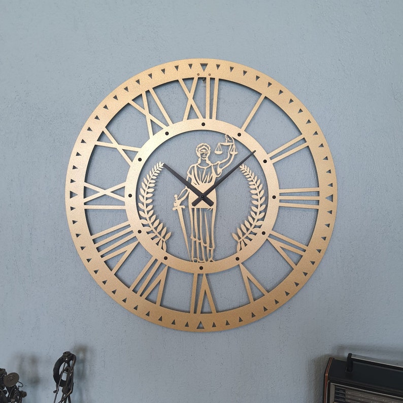 Lady Justice Iustitia Metal Wall Clock, Themis Metal Wall Clock, Metal Wall Decor, Lawyer Gift, Lawyer Office Wall Clock, Judges Gİft imagem 5