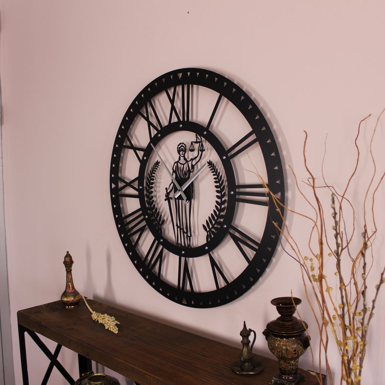 Lady Justice Iustitia Metal Wall Clock, Themis Metal Wall Clock, Metal Wall Decor, Lawyer Gift, Lawyer Office Wall Clock, Judges Gİft imagem 3