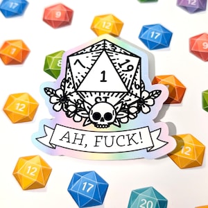 Puede incluir: Una pegatina con un diseño de dado D20, una calavera y el texto "AH, FUCK!" en una pancarta. La pegatina está rodeada de dados poliédricos coloridos. El diseño es en blanco y negro con un fondo degradado arcoíris.