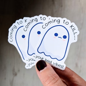 komt om je slechte vibes te doden Halloween sticker spook kawaii | toon uw bericht | steun mensen | stickers voor geestelijke gezondheid | Machtiging