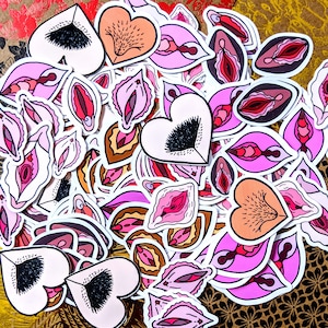 Pile 'o' püssys - Vulvinis! - 15 mini Stickers - Feministische Sticker | support people | gegen Patriarchat | Aktionismus | Empowerment