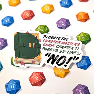 Könnte beinhalten: Ein Aufkleber mit einem grünen Buch mit goldenen Akzenten und dem Text "NO!", umgeben von bunten Polyederwürfeln. Der Text lautet: "Um den Dungeon Master's Guide zu zitieren: Kapitel 11, Seite 29, §2-Zeile 5: 'NEIN!'"