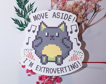 Puede incluir: Una pegatina blanca con un diseño de gato pixelado. El gato es gris con la barriga amarilla y las patas verdes. La pegatina dice "Move Aside! I'm Extroverting!" con notas musicales y sombreros de fiesta.