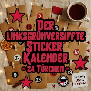 Könnte beinhalten: Ein Adventskalender mit 24 nummerierten braunen Papierumschlägen, die jeweils mit einer Holzklammer befestigt sind. Der Kalender zeigt rote Sternaufkleber, eine Tasse Kaffee und Text, der "DER LINKSGRÜNVERSIFFTE STICKER KALENDER = 24 TÜRCHEN" lautet.