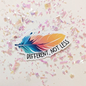 Könnte beinhalten: Ein bunter Federsticker mit dem Text "Anders, nicht weniger" auf weißem Hintergrund mit schimmerndem Glitzer.