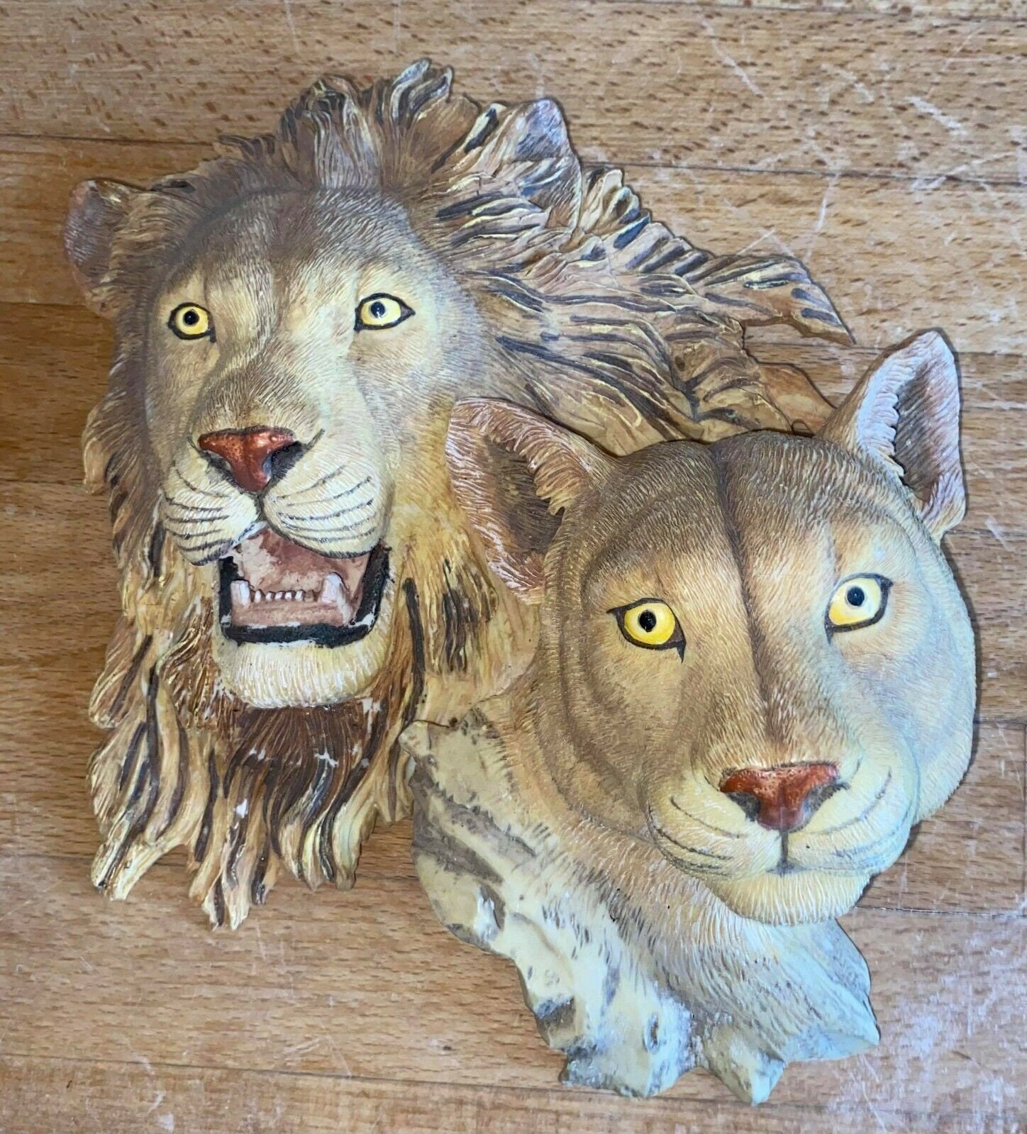 Latexmal voor het maken van deze plaquette leeuw en poema in 3D-stijl