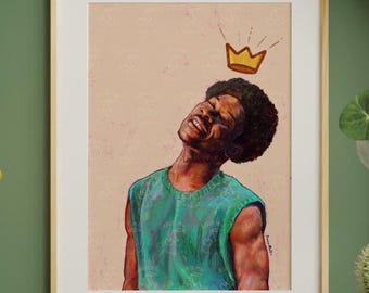 Peut inclure: Impression artistique encadrée représentant une personne en débardeur vert, surmontée d'une couronne dorée. L'œuvre d'art a un fond beige et est encadrée dans un cadre en bois. L'image est placée contre un mur vert.